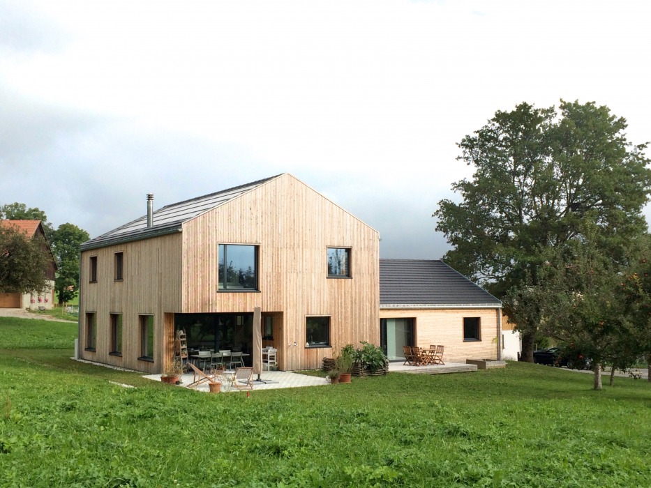 construction maison construction ossature bois maison en bois maison d’architecte maison écologique maison écolo maison éco architecture écolo architecture éco maison bois habitat sain architecture durable architecture contemporaine architecture moderne bureau architectes architecte Fribourg architecte Bulle architecte Romont maison Minergie de deux appartements